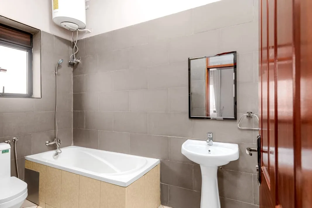 Iotaville bathroom with bathtub